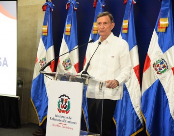 Canciller Roberto &Aacute;lvarez califica de &ldquo;insensato&rdquo; llamado a detener repatriaciones a haitianos