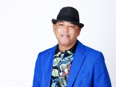 El cantautor dominicano Alberto Peralta estrena su nuevo sencillo titulado Un Simple vocabulario,