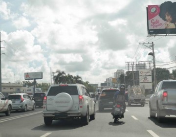Mi&eacute;rcoles ca&oacute;tico en el tr&aacute;nsito en el Gran Santo Domingo