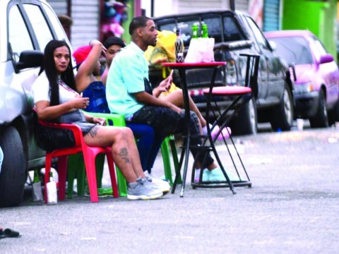 Capitale&ntilde;os recibieron el 2025 con m&uacute;sica y bebidas