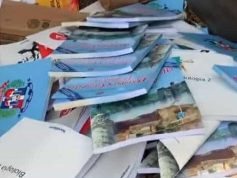 Director de escuela en Puerto Plata que tir&oacute; libros pide disculpas