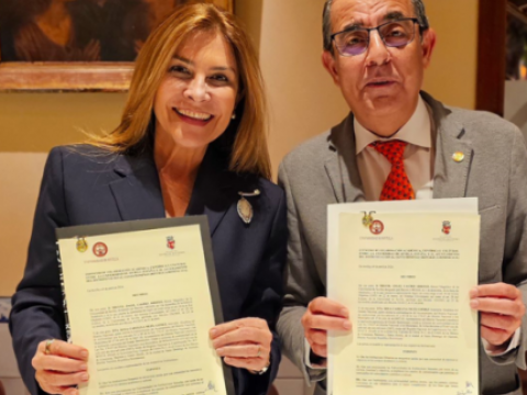 Carolina Mej&iacute;a y rector Universidad de Sevilla firman acuerdo para impulsar desarrollo acad&eacute;mico y cultural