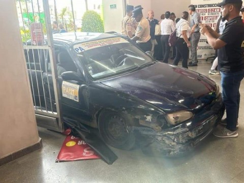 Carro p&uacute;blico se estrella contra la terminal 1 del telef&eacute;rico de Santiago