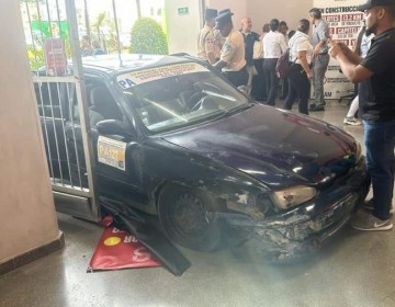 Carro p&uacute;blico se estrella contra la terminal 1 del telef&eacute;rico de Santiago