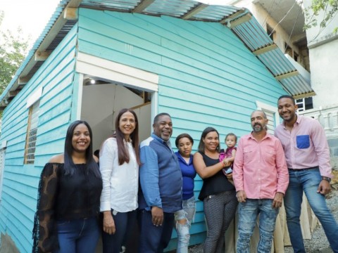 Gabinete Social entrega a familia casa reconstruida y amueblada en Los R&iacute;os
