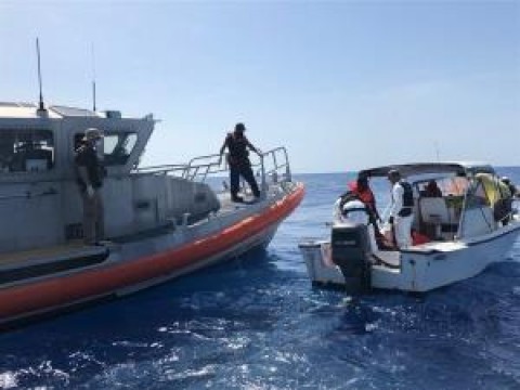 EEUU intercepta a 14 haitianos en barco averiado en costa de Florida