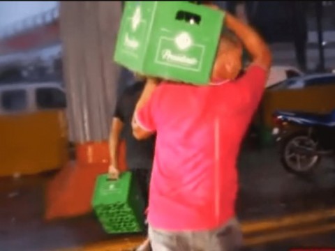 Robo de cervezas tras vuelco de cami&oacute;n de la Cervecer&iacute;a Nacional Dominicana en avenida Kennedy