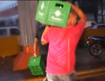 Robo de cervezas tras vuelco de cami&oacute;n de la Cervecer&iacute;a Nacional Dominicana en avenida Kennedy