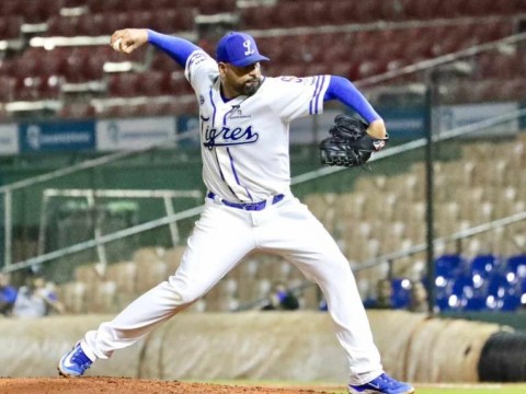 C&eacute;sar Valdez lanza una joya y los Tigres del Licey vencen a los Toros