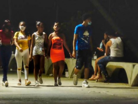 Ciudadanos se despiden de la normalidad para entrar nuevamente en toque de queda 