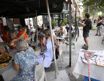 Cientos protestan contra el turismo masivo en Barcelona y atacan a los turistas