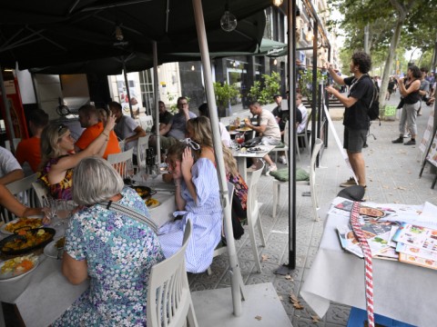 Cientos protestan contra el turismo masivo en Barcelona y atacan a los turistas
