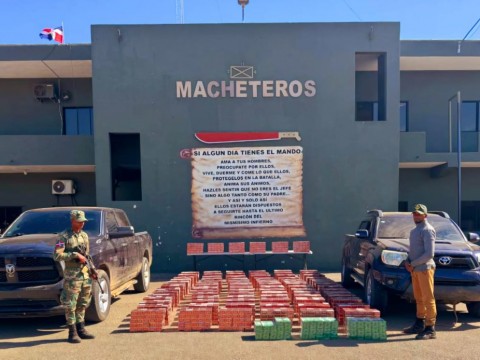 Ej&eacute;rcito retiene dos camionetas con contrabando de 464 mil cigarrillos en Santiago Rodr&iacute;guez