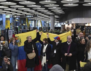 Llegan a Madrid los cinco presos espa&ntilde;oles liberados en Venezuela