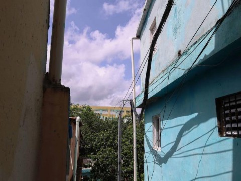Una ciudadana demanda de Edesur el retiro de cables el&eacute;ctricos que rozan su vivienda