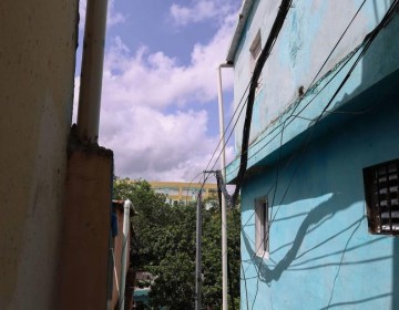 Una ciudadana demanda de Edesur el retiro de cables el&eacute;ctricos que rozan su vivienda
