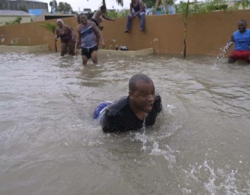 Consecuencias de salud que pueden tener los que se ba&ntilde;aron y "gozaron" las inundaciones de la tormenta