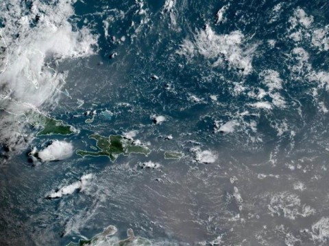 Aguaceros este martes por onda tropical y vaguada