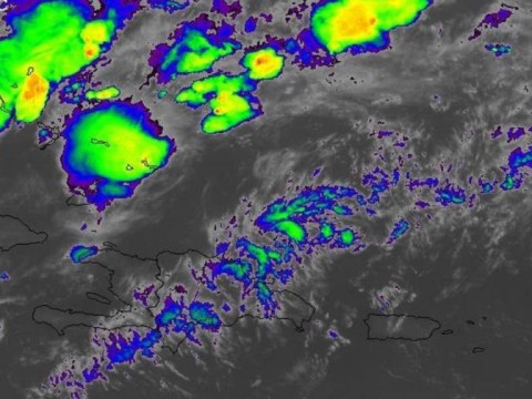 Alertan sobre fuertes aguaceros mi&eacute;rcoles y jueves en Gran Santo Domingo por vaguada