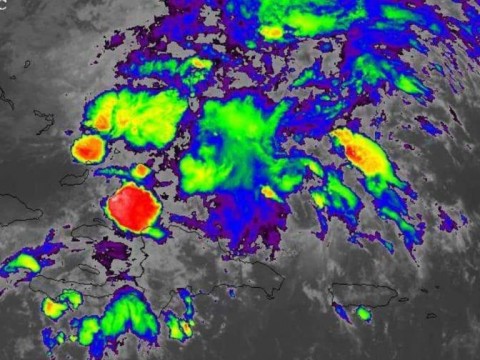 Lluvias contin&uacute;an este martes por vaguada y onda tropical