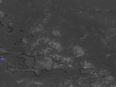 Mantienen alerta por oleaje peligroso este jueves y pronostican lluvias en varias provincias