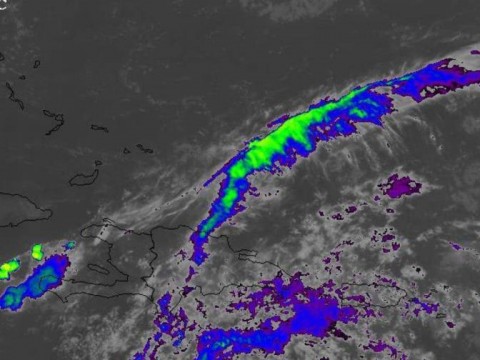 Contin&uacute;an las temperaturas calurosas y la advertencia por oleaje peligroso en la costa caribe&ntilde;a