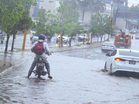 Aguaceros y calor dominar&aacute;n el clima de este martes