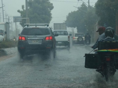  Aguaceros continuar&aacute;n este jueves por incidencia de onda tropical y vaguada