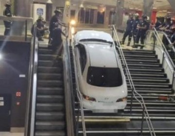 Roba un coche y lo empotra en las escaleras de estaci&oacute;n de viajeros de Madrid