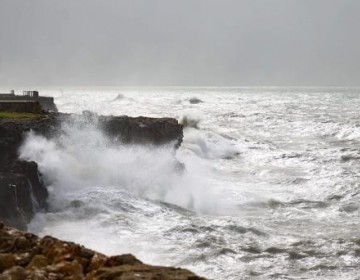  El COE emite restricciones mar&iacute;timas en las costas caribe&ntilde;a y atl&aacute;ntica por oleaje peligroso