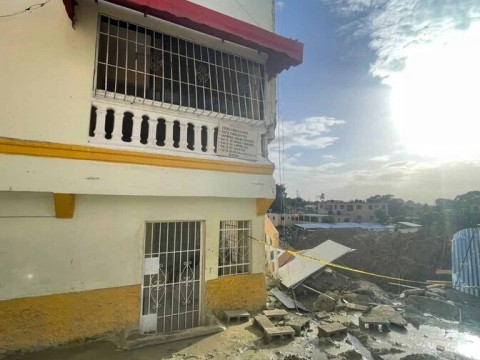 Colapsa edificio por deslizamiento de tierra en Casa Vieja en Villa Mella