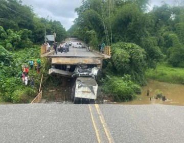 Colapsa puente en Monte Plata mientras un cami&oacute;n transitaba sobre la estructura