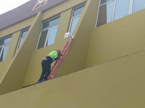 Colocan c&aacute;maras de seguridad en la explana frontal de la JCE