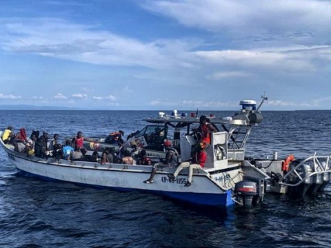 Colombia rescata a 94 migrantes haitianos que estaban a la deriva en el mar Caribe