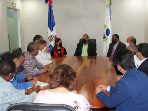 Comerciantes se comprometen a asumir el aumento de precios