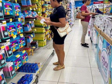 Compras de &uacute;tiles escolares van lentas
