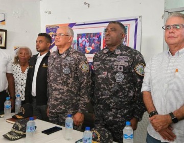 Comunitarios y Polic&iacute;a acuerdan trabajar juntos en el barrio 27 de Febrero