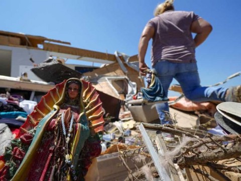 Condado del norte de Texas queda en ruinas tras paso de tornado