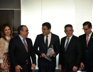 CONEP entrega reconocimiento a David Collado por su gesti&oacute;n en la Alcald&iacute;a del Distrito Nacional