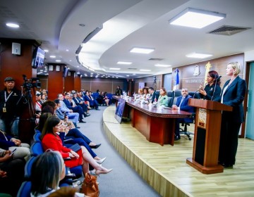 Exvicepresidenta de Costa Rica aboga por una democracia paritaria; felicita en RD se haya puesto en debate el tema