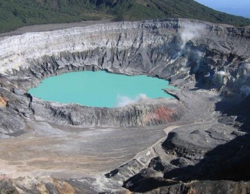 Costa Rica mantiene bajo vigilancia al volc&aacute;n Po&aacute;s tras aumento de erupciones
