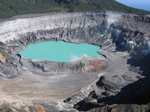 Costa Rica mantiene bajo vigilancia al volc&aacute;n Po&aacute;s tras aumento de erupciones