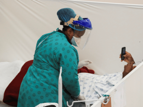 Pacientes con variante &Oacute;micron presentan "s&iacute;ntomas leves" en Sud&aacute;frica