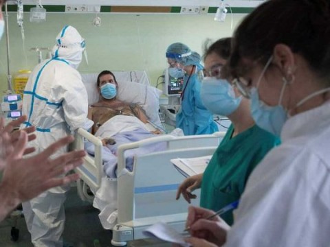La OMS confirm&oacute; que por el momento no hay ninguna muerte vinculada a la variante &Oacute;micron
