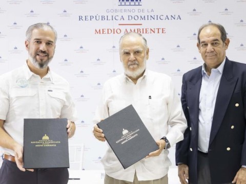 Medio Ambiente firma con organizaciones y empresas tur&iacute;sticas de Miches