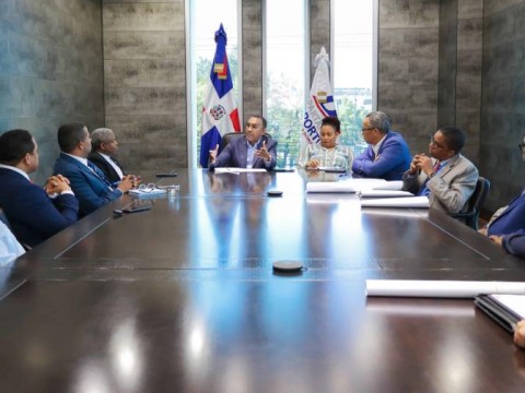 Conforman comisi&oacute;n de veedores que fiscalizar&aacute; titulaci&oacute;n a ocupantes aeropuerto de Pedernales