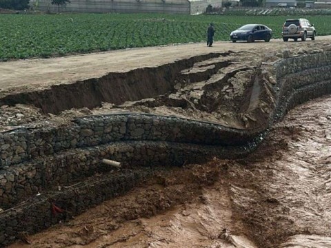 Crecida del r&iacute;o Tireo deja a familias aisladas y da&ntilde;os agr&iacute;colas