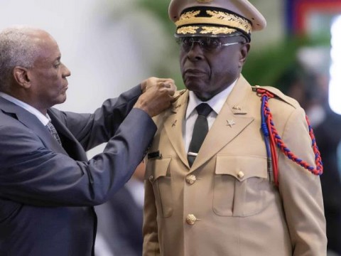 Juramentan nuevo jefe de las Fuerzas Armadas en Hait&iacute; mientras militares se organizan