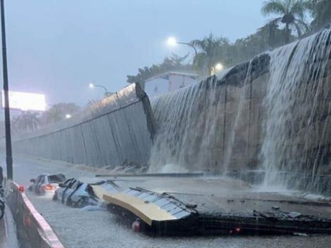 Varias personas atrapadas en veh&iacute;culos luego de colapso de pared en desnivel avenida 27 de Febrero
