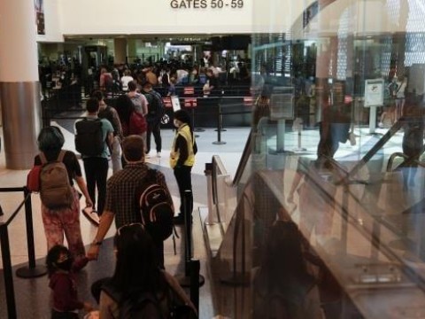 Un apag&oacute;n afecta las operaciones del aeropuerto de Los &Aacute;ngeles